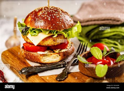 Traditional American Burger Hi Res Stock Photography And Images Alamy