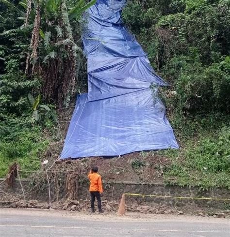 Cegah Longsoran Susulan Tebing Cadas Pangeran Dipasang Terpal Dan