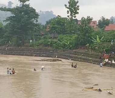 Nekat Jembatan Putus Warga Sebrangi Sungai