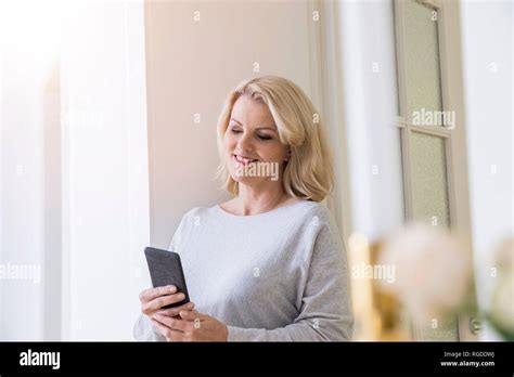 Reife Blonde Frau L Chelnd Fotos Und Bildmaterial In Hoher Aufl Sung Alamy