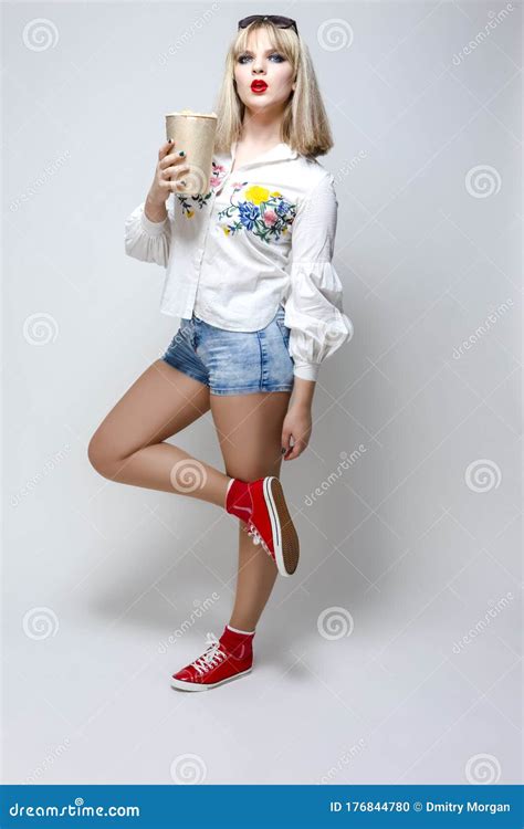 Concepts De Style De Vie De La Jeunesse Portrait Complet De Fille Blonde Du Caucase Bref Et Les