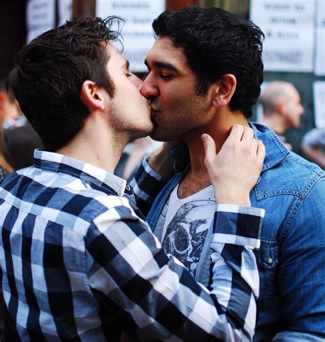 Photo Hot Males Kissing Page LPSG