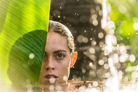 Sch Ne Frau Im Bikini Entspannt Sich In Einem Au Enpool In Einem Luxusresort Auf Bali Junges