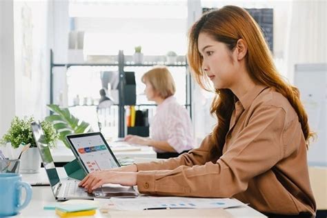 Top Những Ngành Hot Cho Nữ Lương Cao Trong Tương Lai