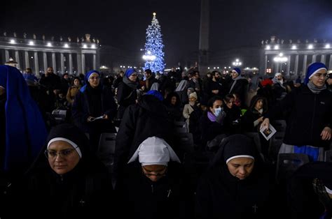 Wierni którzy chcą zobaczyć pogrzeb Benedykta XVI w Watykanie