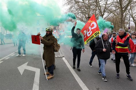 Diaporama Des Manifestants Moins Nombreux Mais Toujours D Termin S