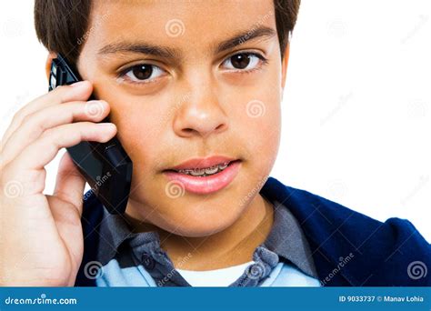 Menino Que Fala No Telefone M Vel Imagem De Stock Imagem De Chamada