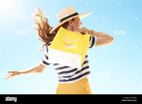 Frau im bikini von hinten Fotos und Bildmaterial in hoher Auflösung Alamy