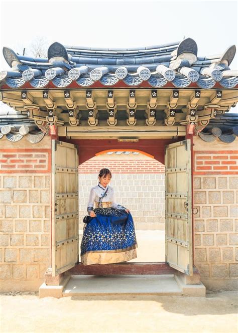 La Bella Donna Coreana Ha Vestito Hanbok Vestito Tradizionale Coreano