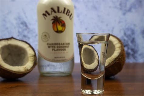 Как пить Малибу (Malibu) – 3 правильных способа