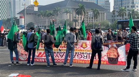 Massa Mahasiswa Demo Tolak Harga Bbm Naik Di Silang Monas Bawa Spanduk