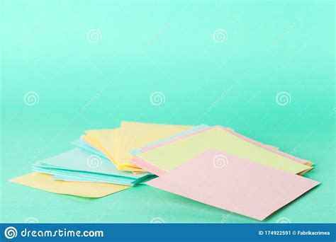 Notas Adhesivas De Colores Brillantes Se Acercan Al Fondo De Papel