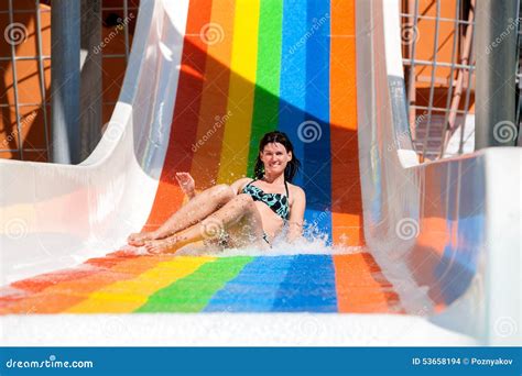Femme Dans Le Bikini Glissant Le Parc Aquatique Photo Stock Image Du Sourire Caucasien