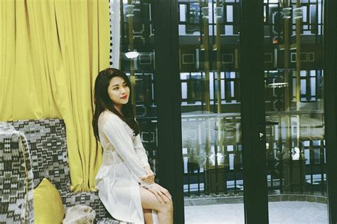 Nữ MC thể thao người khoe vòng một kẻ diện bikini lên sóng