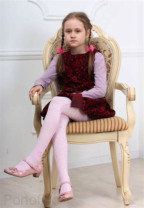 Девочки 10 лет в колготках - фото 2023 года