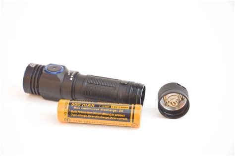 Skilhunt M150 review | 750 lumens AA-14500 flashlight | 1Lumen