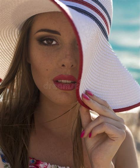 Muchacha Hermosa Con El Pelo Oscuro En El Bikini Rojo Que Presenta En La Playa Foto De Archivo
