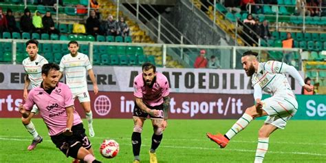 Serie B Il Venezia Espugna Palermo 1 0 E Respira Prima Vittoria Per