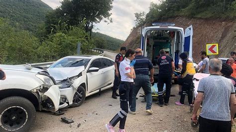 Bursa da kamyonet ile otomobil kafa kafaya çarpıştı 6 yaralı Güncel