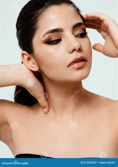 Clean Skin Cosmetology Makeup Woman Model Naked Shoulders Stock Image Image Of Hairdresser