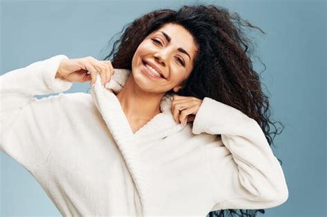 Concepto De Procedimiento De Spa Alegre Bastante Bronceada Feliz Dama Latina Rizada En Albornoz