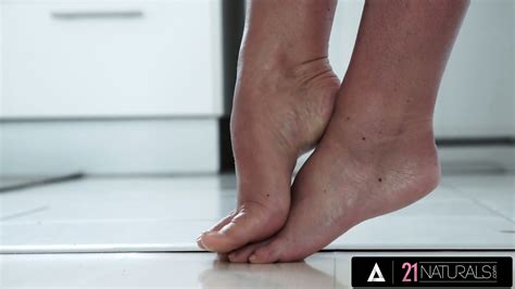 21 NATURALS Beautiful Blonde Vinna Reed Knows Her Man Can T Resist Her Pretty Feet Cristal