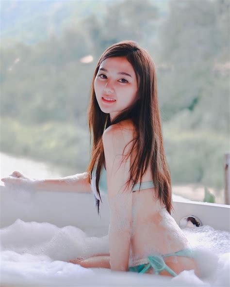 Bị chụp lén khi ngủ gật trong xe nàng hot girl được cộng đồng mạng đổ xô tìm info hóa ra cũng