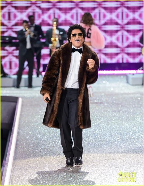 Video Watch Bruno Mars Two Performances At The Victoria S Secret