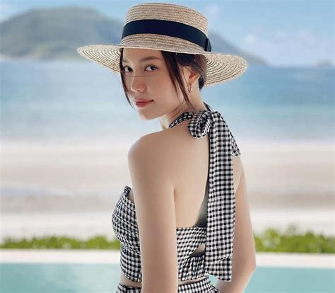 Xuất hiện hot girl làm việc trên giường khéo phô diễn đường cong vạn người mê