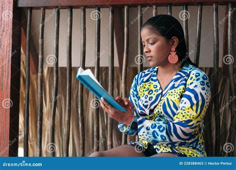 Hermosa Latina Disfrutando Del Día Soleado En Casa Leyendo Un Libro Imagen de archivo Imagen