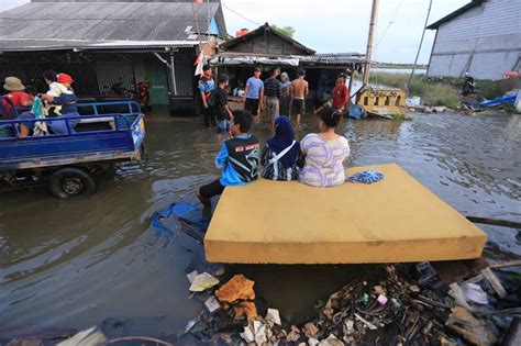 Foto Puluhan Rumah Warga Di Indramayu Terendam Banjir Rob