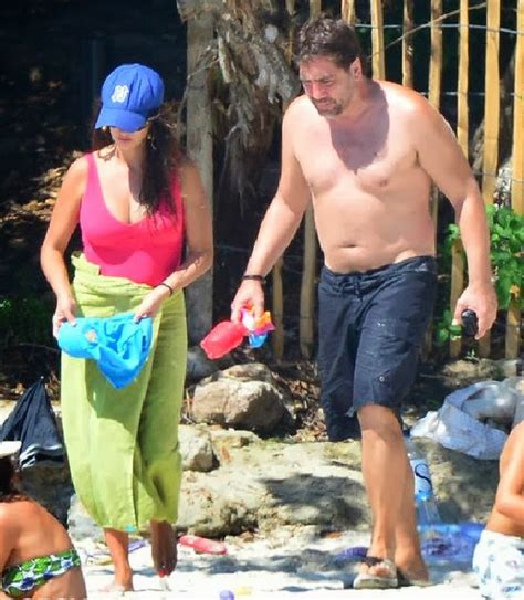 Softly Temperature Penelope Cruz Looks Beauty By A Red Bikini In