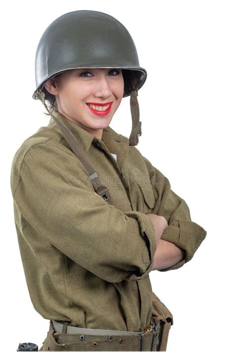 Милая молодая женщина одетая в военной форме американца Ww2 со шлемом ...
