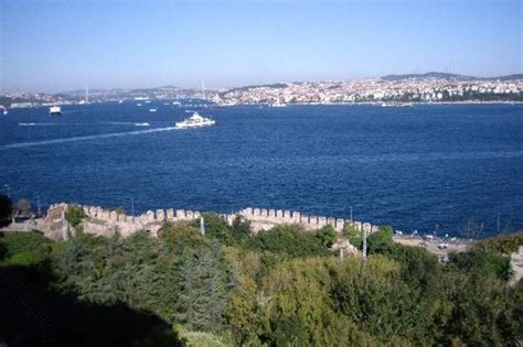 Sex saknað eftir að flutningaskip sökk