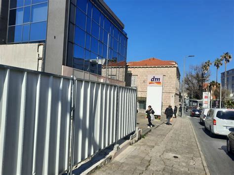 Dubrovački Tko nas gleda sa zida u dubrovačkom downtownu Pogledajte