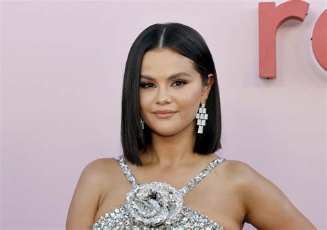 Selena Gomez Roasted On Social Media After Contrasting War Posts Newsweek