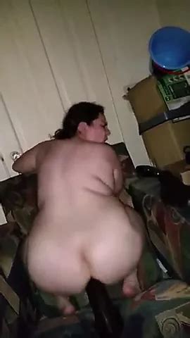 Weiße Ehefrau reitet riesigen schwarzen Dildo xHamster