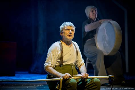 С неба упали три яблока