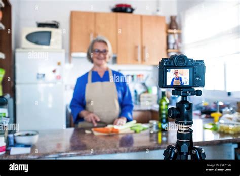 Femme mature cuisine dans la cuisine Banque de photographies et dimages à haute résolution Alamy