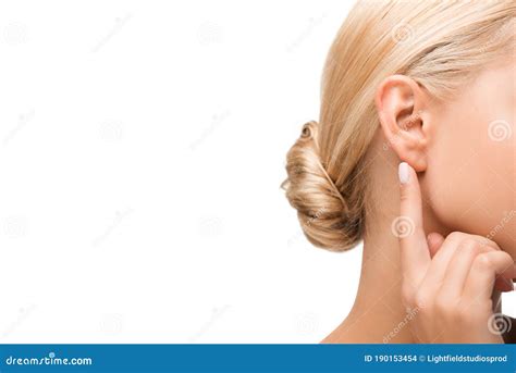 Vue De Fille Blonde Point E Du Doigt L Oreille Du Blanc Photo Stock Image Du Brillant