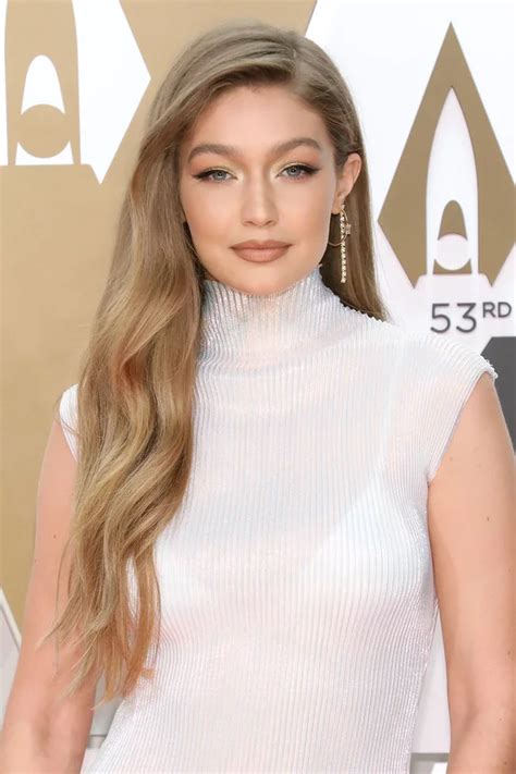 Gigi Hadid Dunkelblonde Frisuren Coole Blonde Haare Haarfarbe Blond