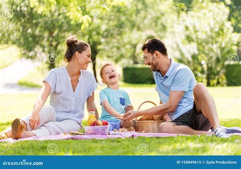 Feliz Familia Haciendo Picnic En El Parque De Verano Imagen De Archivo