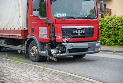 Vorfahrt Missachtet Zwei Verletzte Nach Crash Mit Lkw