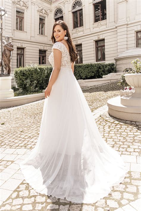 Nude Unterlegtes Spitzenoberteil Mit Chiffon Rock