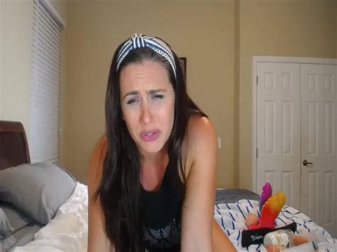 Brunette Babe Has Incredible Handy Skill Set Pornt