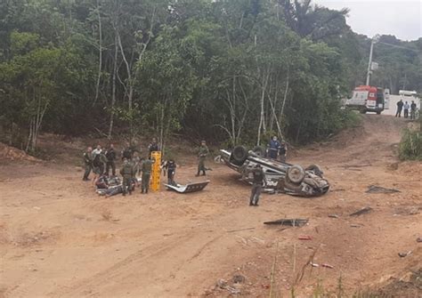 Policiais ficam feridos após viatura da Rocam capotar durante acidente