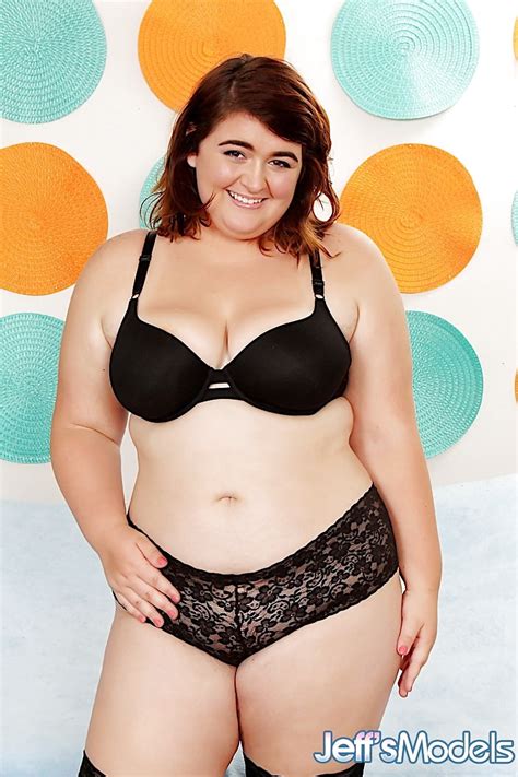 Chubby Girl Maxi Pleasures Gets Naked Pics Xhamster