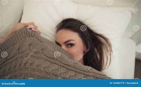 Linda Mulher Sexy Em Lingerie Branca Deitada Na Cama Video Estoque