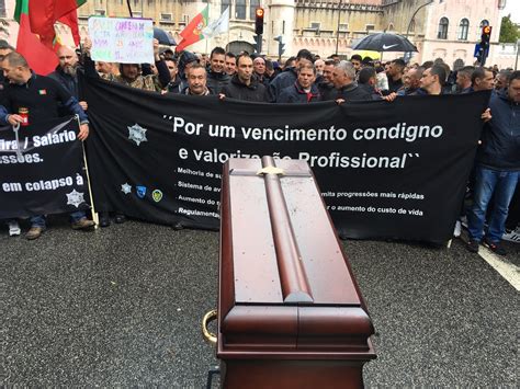 Centenas De Guardas Prisionais Fazem Marcha F Nebre Em Lisboa