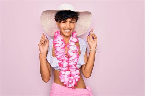 Joven Hermosa Turista Afroamericana Con Bikini Y Flores Hawaianas Lei